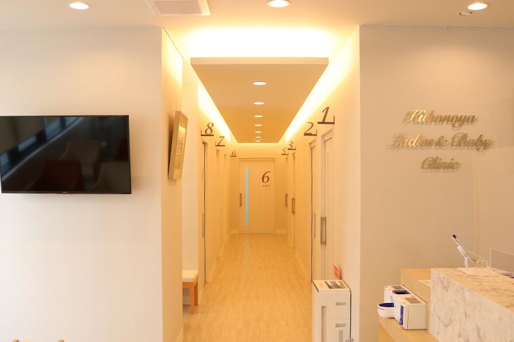 診察室や処置室はこちらの通路からどうぞ